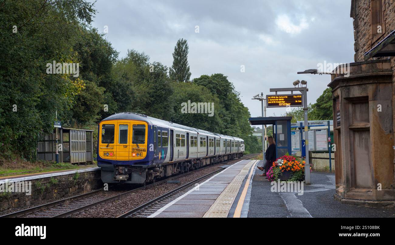 Northern Rail Class 769 Zweimode-Zug 769448 am Bahnhof Gathurst mit Dieselmotor Stockfoto