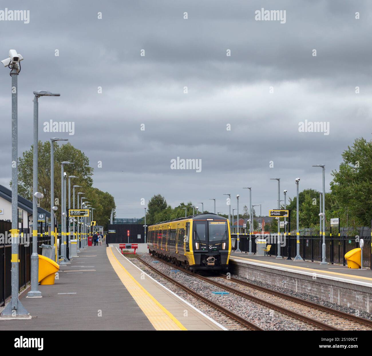 Merseyrail Klasse 777 batteriebetriebenes elektrisches Triebwerk 777150 am Bahnhof Headbolt Lane, während es mit Batteriestrom betrieben wird Stockfoto