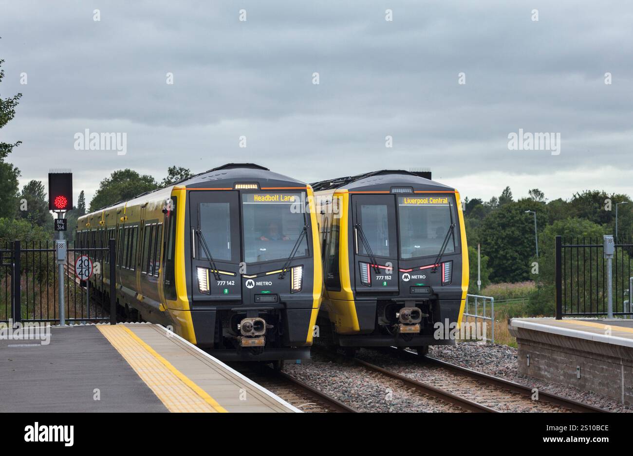 Merseyrail Klasse 777 batteriebetriebene Triebzüge 777142 und 777152 fahren vor dem Bahnhof Headbolt Lane, während sie mit Batteriestrom betrieben werden Stockfoto