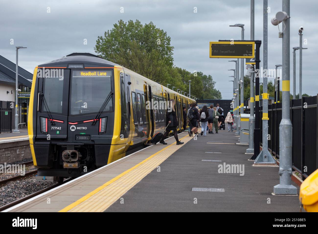 Merseyrail Klasse 777 batteriebetriebenes Triebwerk 777142 am Bahnhof Headbolt Lane, während die Passagiere mit Batteriestrom fahren Stockfoto