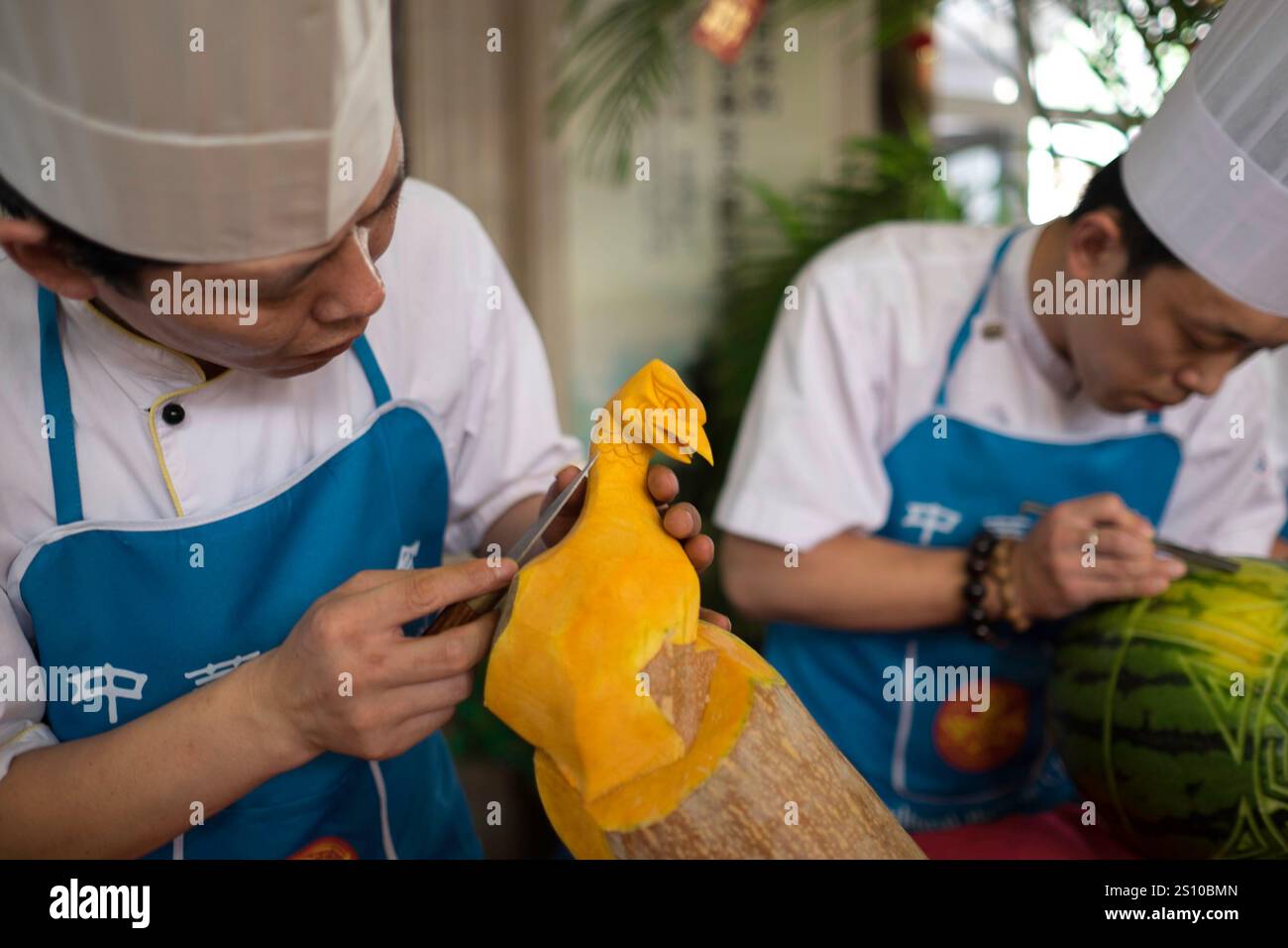 China, Yantai, 08.06.2015, Essen, geschnitzter Vogel, Butternut, Schnitzereien, Food Festival, Handwerker, Kunst, kulinarisches Design, kulinarische Küche, Köche, Esskunst, Werkzeug Stockfoto