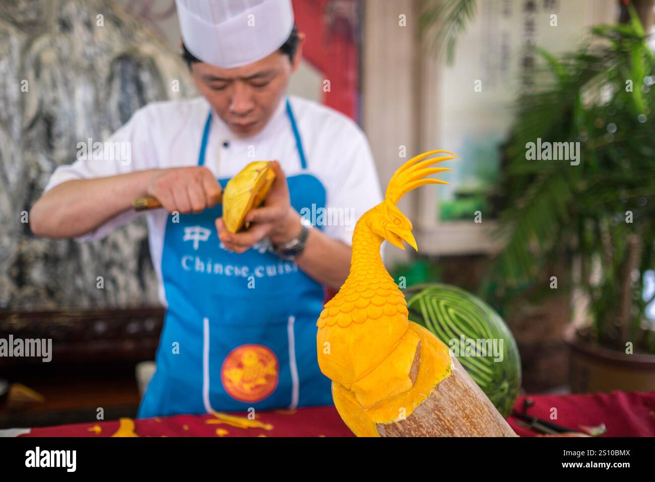 China, Yantai, 08.06.2015, Essen, geschnitzter Vogel, Koch, Schnitzereien, Food Festival, Handwerker, Kunsthandwerk, Kunst, kulinarisches Design, kulinarische Küche, Köche, kulinarische Kunst Stockfoto