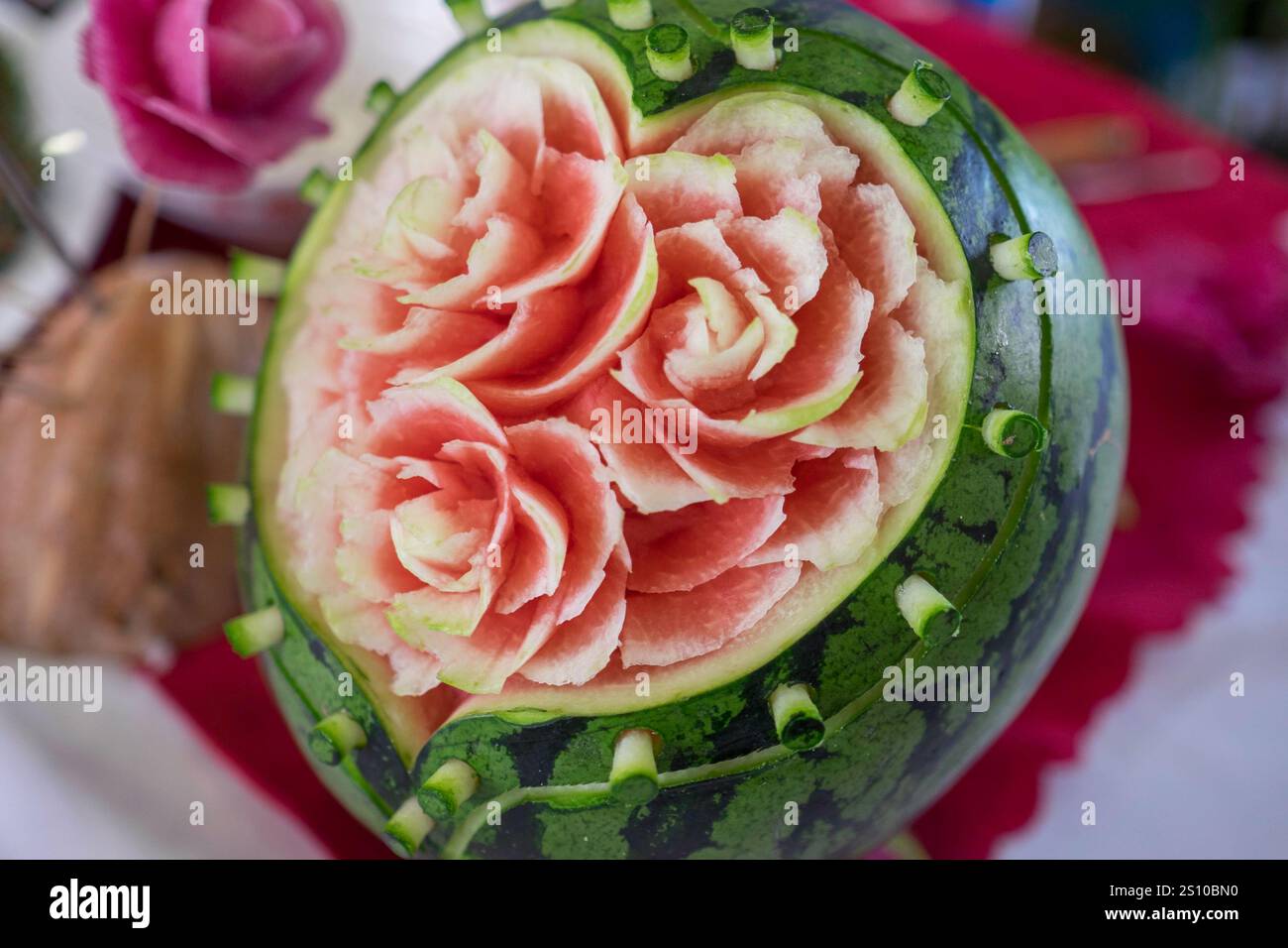 China, Yantai, 08.06.2015, Essen, geschnitzte Wassermelone, Schnitzereien von Lebensmitteln, Lebensmittelfestival, Handwerker, Kunsthandwerk, Kunst, kulinarisches Design, kulinarische Küche, Köche, kulinarische Kunst Stockfoto