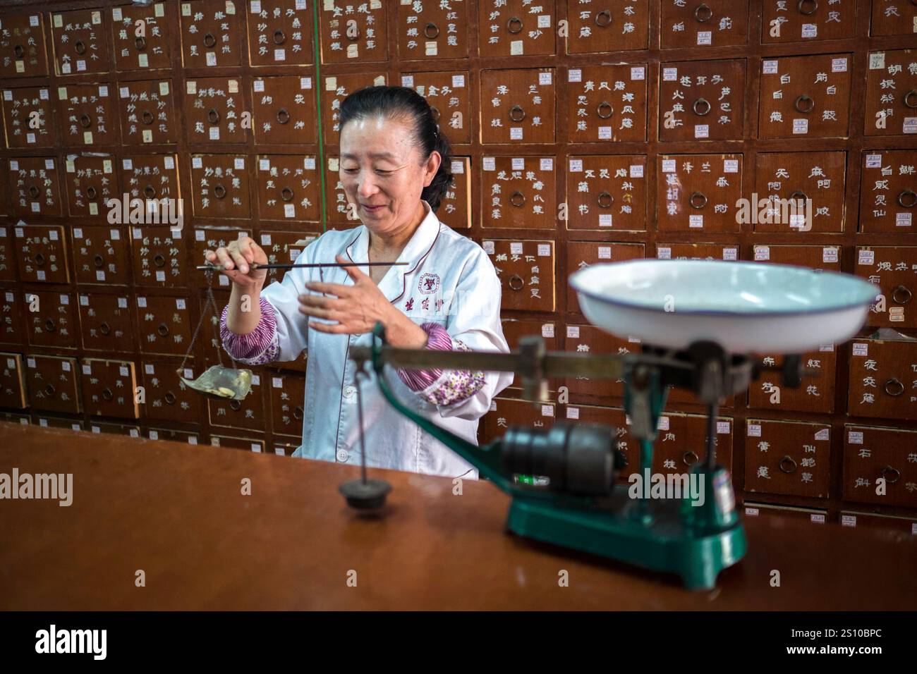 China, Yantai, 2015-06-11, Gesundheit, Apotheke, traditionelle chinesische Medizin, Heilpflanzen, Waagen Stockfoto