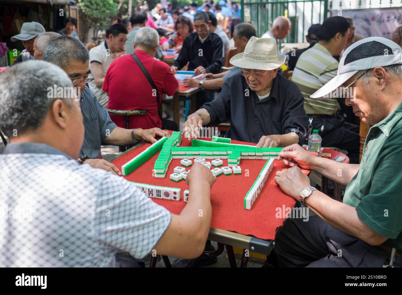 China, Yantai, 14.06.2015, Street Life, Go Game, Spieler, Freizeit, Freizeit, Rentner, Senioren Stockfoto