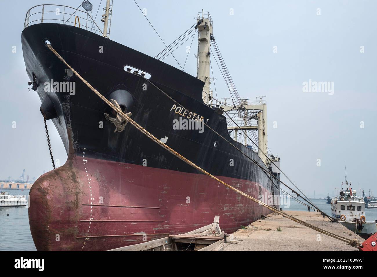 China, Yantai, 2017-05-30, Straße, Stadt, Boot, Hafen, Tanker, Festmacherseil, Festmacherboot, Seeverkehr Stockfoto