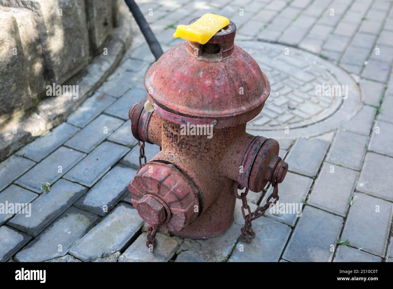 China, Yantai, 2016-06-01, Architektur, Straße, Alter Hydrant, Feuerwehr, Seife, Schlauch, Foto von Jean-Yves Bardin Stockfoto