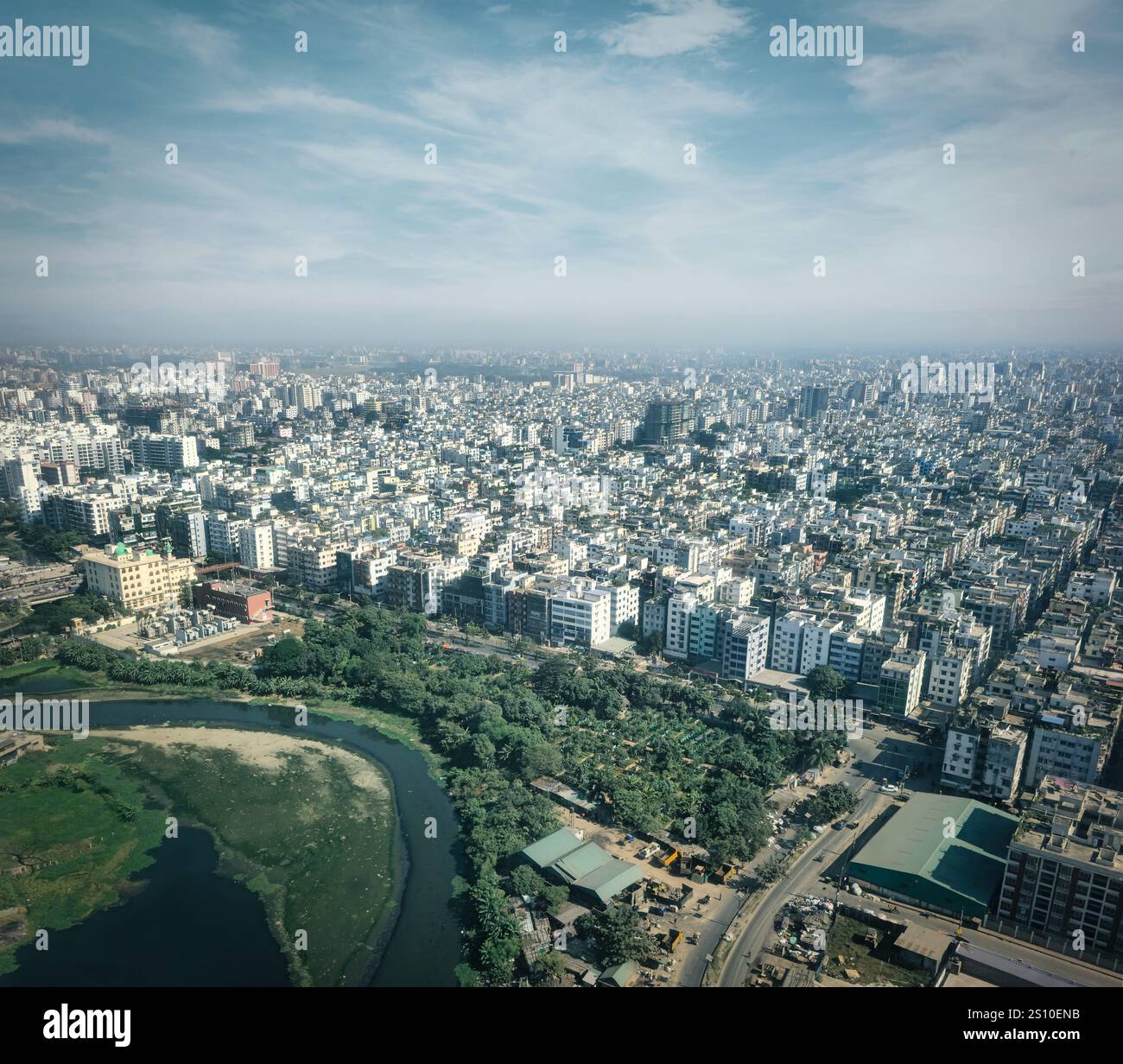 Dhaka City Draufsicht. Blick aus der Vogelperspektive auf die Stadt Dhaka in Bangladesch. Stockfoto