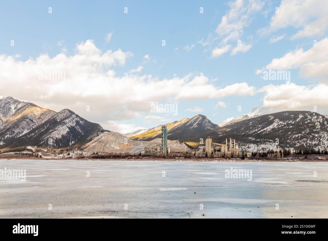Atemberaubende Ausblicke auf das Lafarge Exshaw Zementwerk am Bow River in Alberta, Kanada Stockfoto