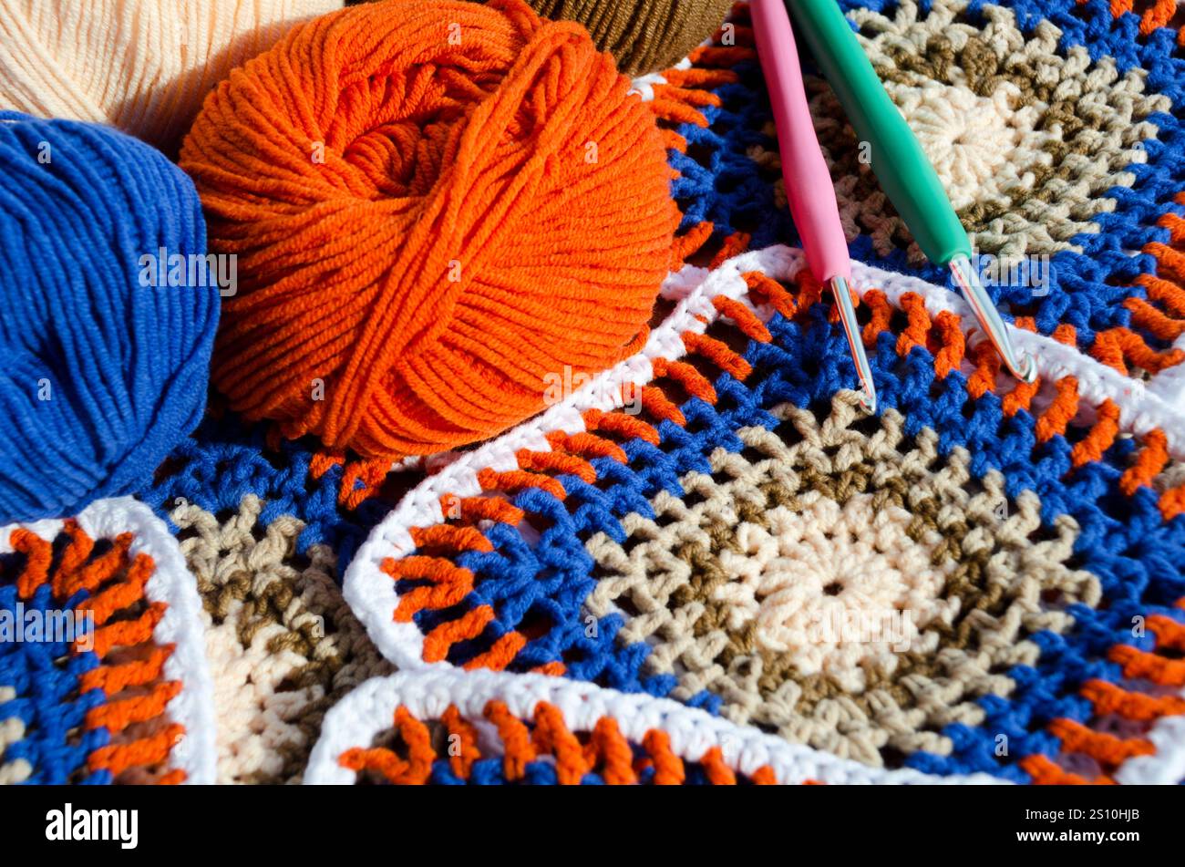 Hobby. Farbenfrohe Baumwoll-Oma-Quadrat. Häkeltextur-Nahaufnahme. Strickschmuck handgefertigter Zickzack. Stockfoto