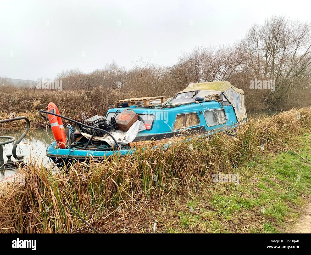 Northampton Northamptonshire Boot Wasserkanal Menschen Platz Mann Spaziergang Landschaft Wandern kalter Winterweg Schiffs schmales Boot - Smartphone-aufgenommenes Stockfoto