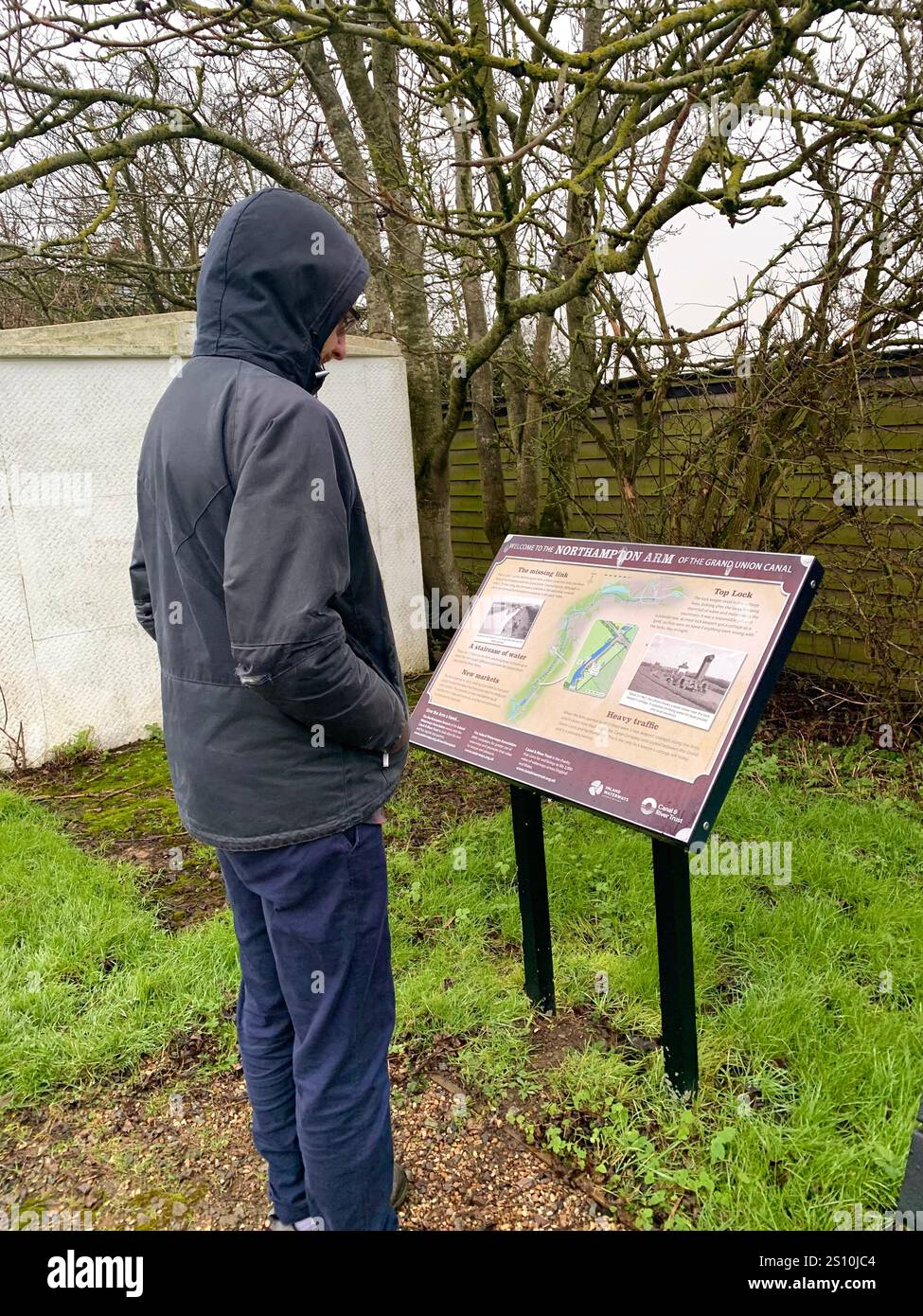 Northampton Northamptonshire Boot Wasserkanal Menschen Platz Mann Spaziergang Landschaft Wandern kalter Winterweg Schiffs schmales Boot - Smartphone-aufgenommenes Stockfoto