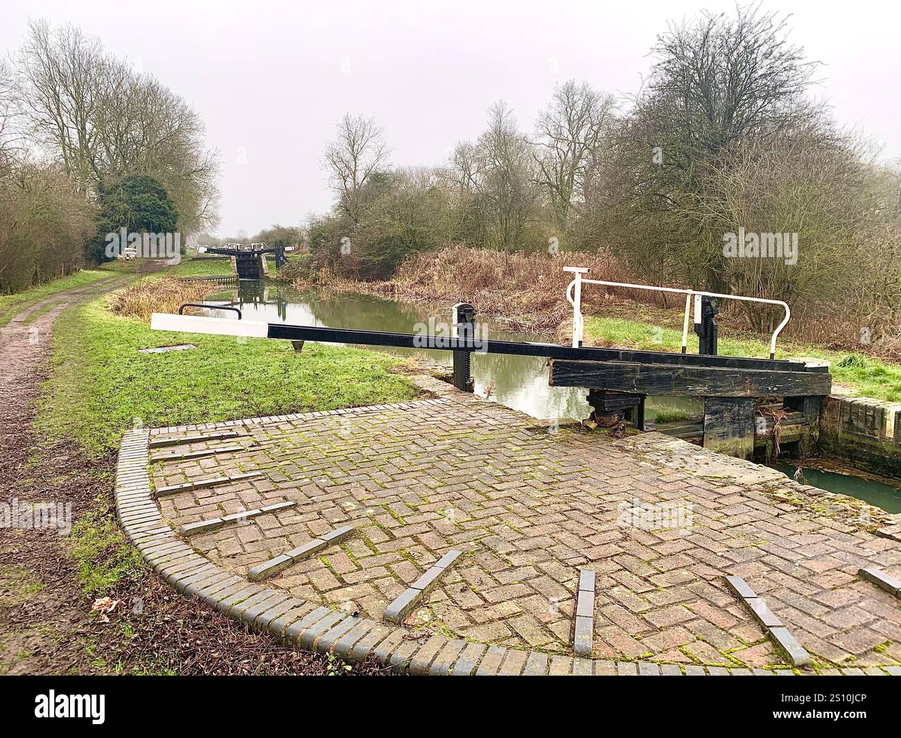 Northampton Northamptonshire Boot Wasserkanal Menschen Platz Mann Spaziergang Landschaft Wandern kalter Winterweg Schiffs schmales Boot - Smartphone-aufgenommenes Stockfoto