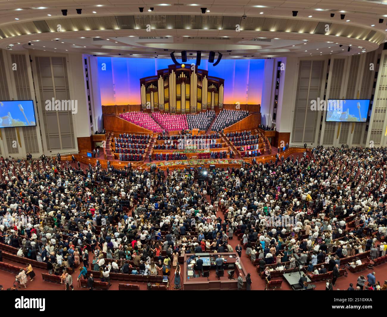 Teilnahme an der Generalkonferenz der Kirche Jesu Christi der Heiligen der Letzten Tage im Conference Center in Salt Lake City, Utah. Stockfoto