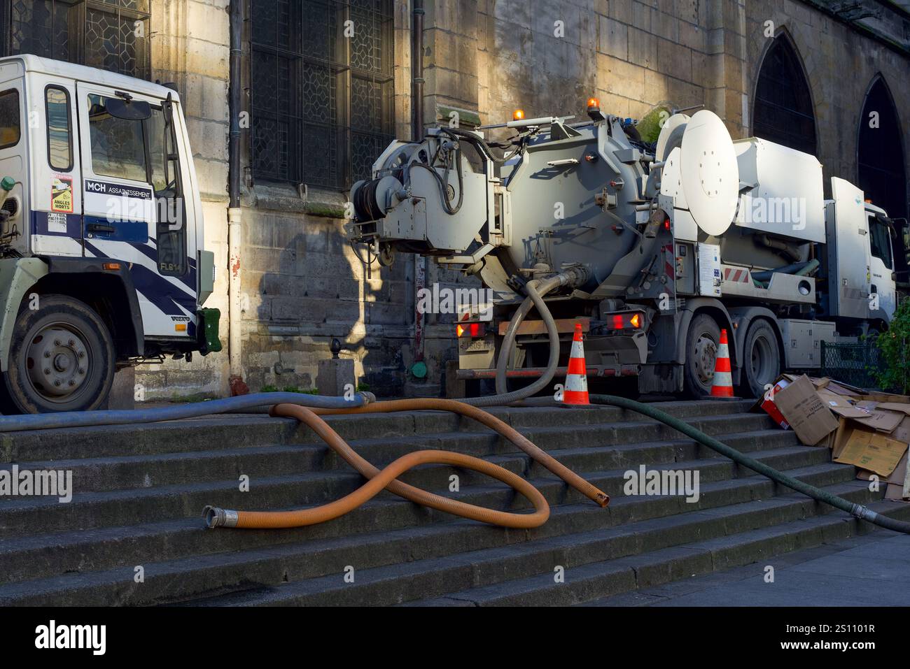 Paris, Frankreich, 12.26.2024. Zwei Kanalreinigungswagen reinigen den Kanal eines Gebäudes in Paris Stockfoto