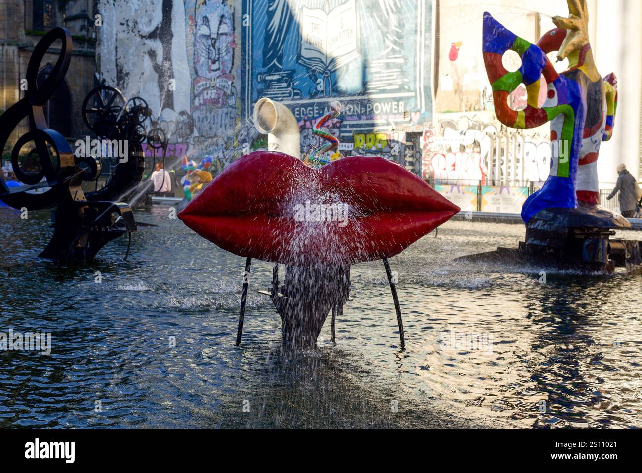 Paris, Frankreich, 12.26.2024. Eine Nahaufnahme der Skulptur der roten Lippen im Strawinsky-Brunnen Stockfoto
