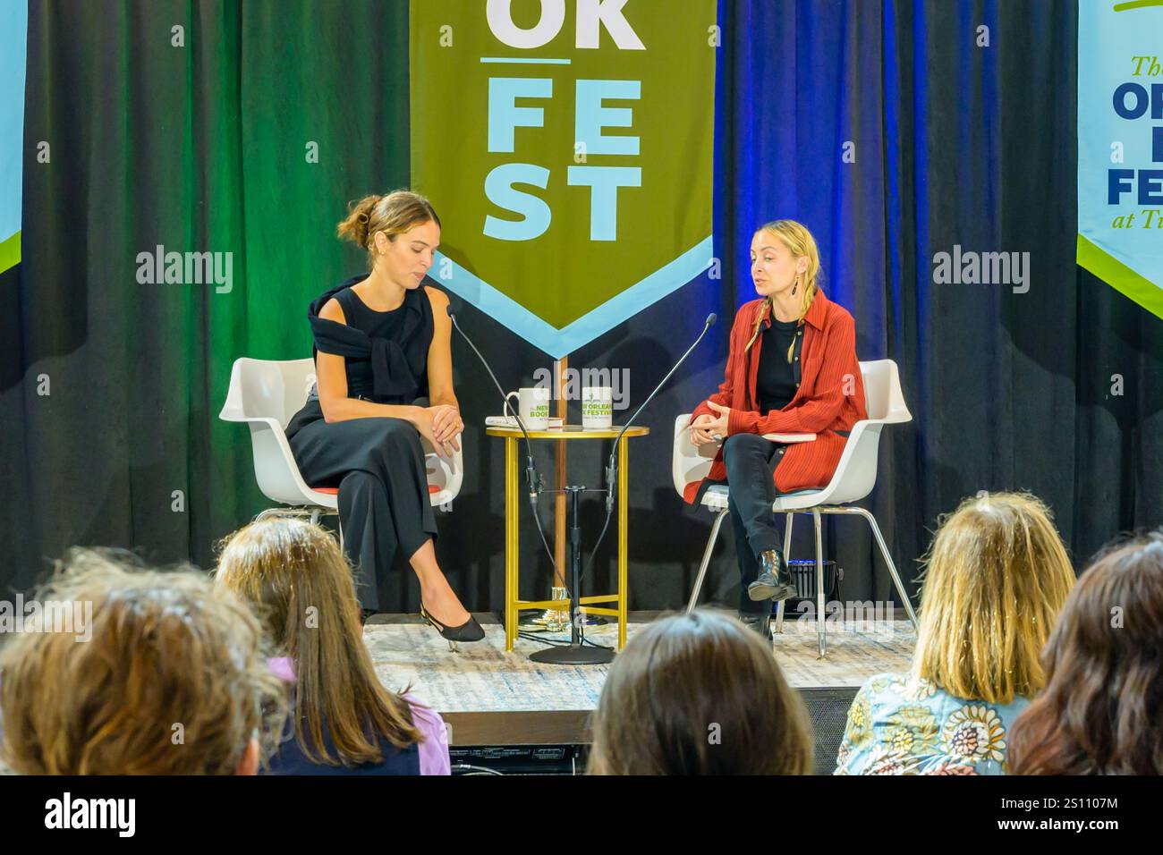 New Orleans, LA, USA – 15. März 2024: Nicole Ritchie interviewt den Autor Cleo Wade beim New Orleans Book Festival Stockfoto