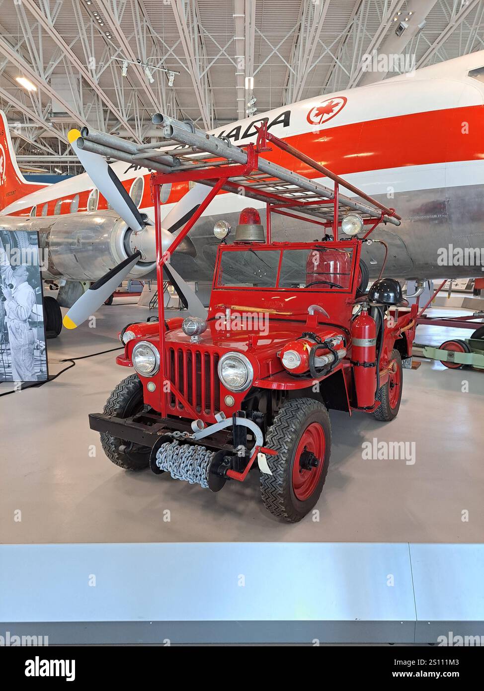 CJ-2A Airfield Crash Jeep im Royal Aviation Museum of Western Canada in Winnipeg, Manitoba, Kanada Stockfoto