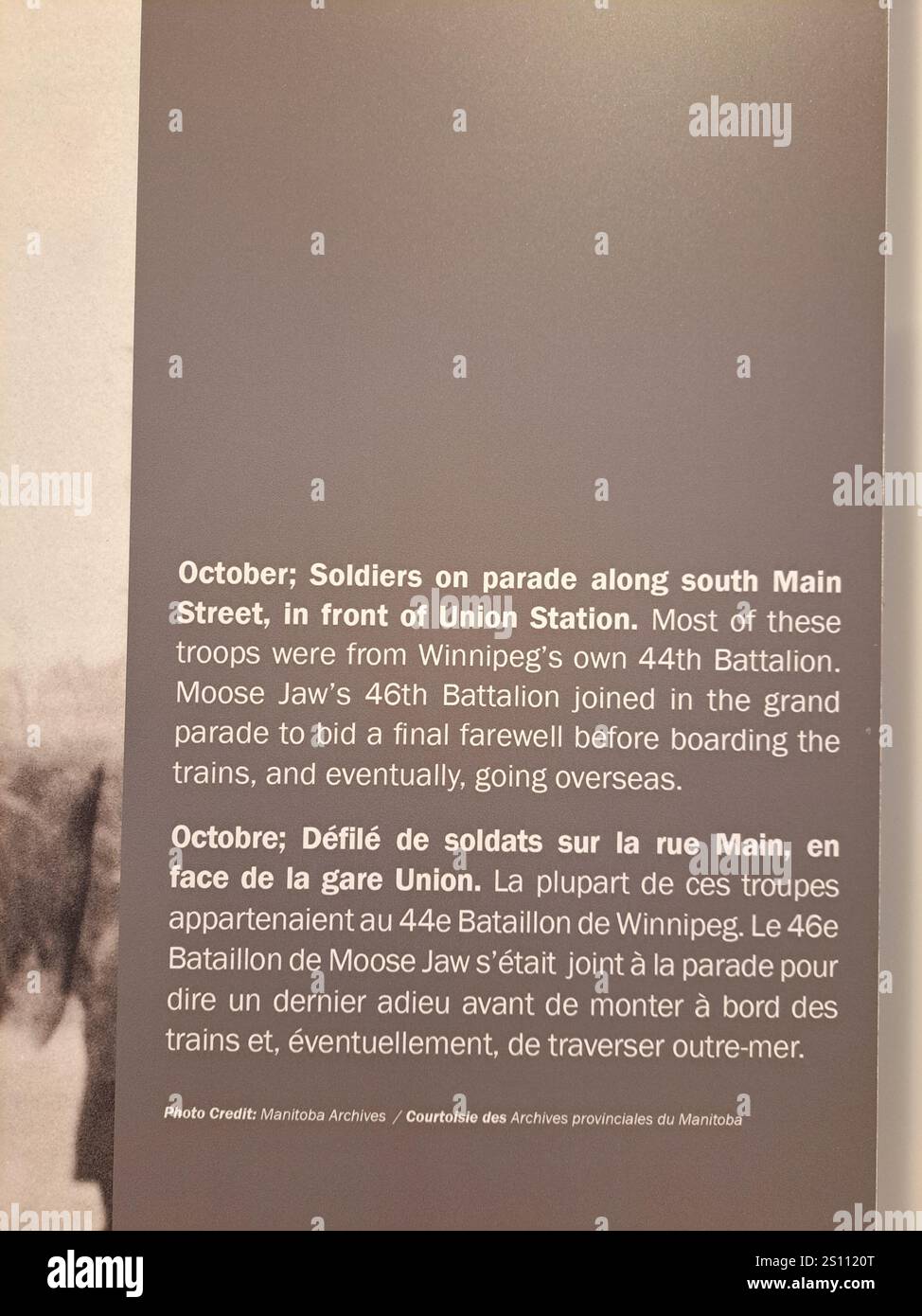 Die Archive von Manitoba beschildern Soldaten auf einer Parade entlang der South Main Street in der Union Station in Winnipeg, Manitoba, Kanada Stockfoto