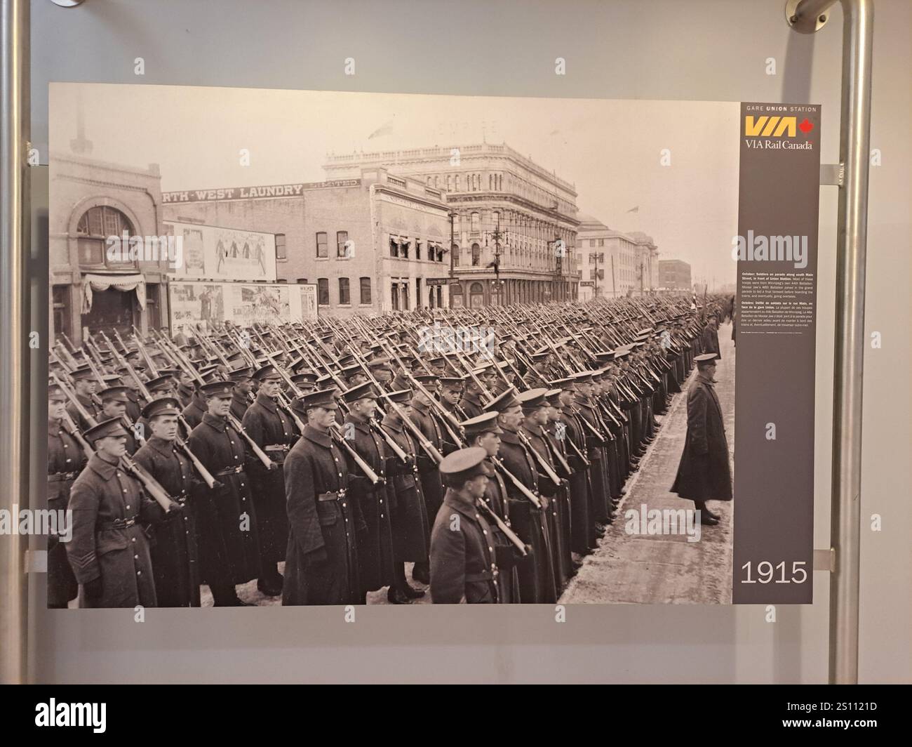 Manitoba archiviert Bilder von Soldaten auf einer Parade entlang der South Main Street in der Union Station in Winnipeg, Manitoba, Kanada Stockfoto