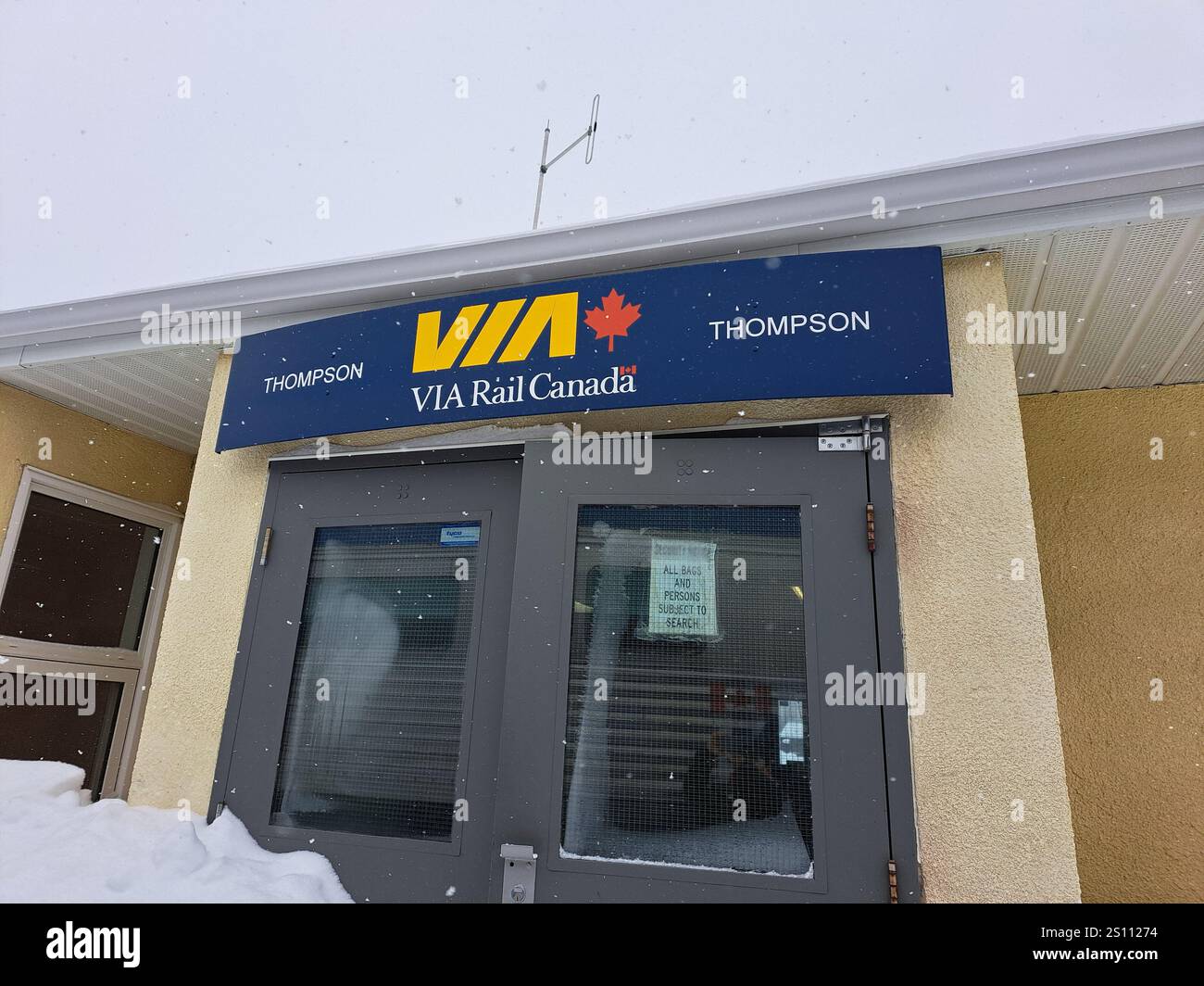 VIA Rail-Schild am Bahnhof in Thompson, Manitoba, Kanada Stockfoto