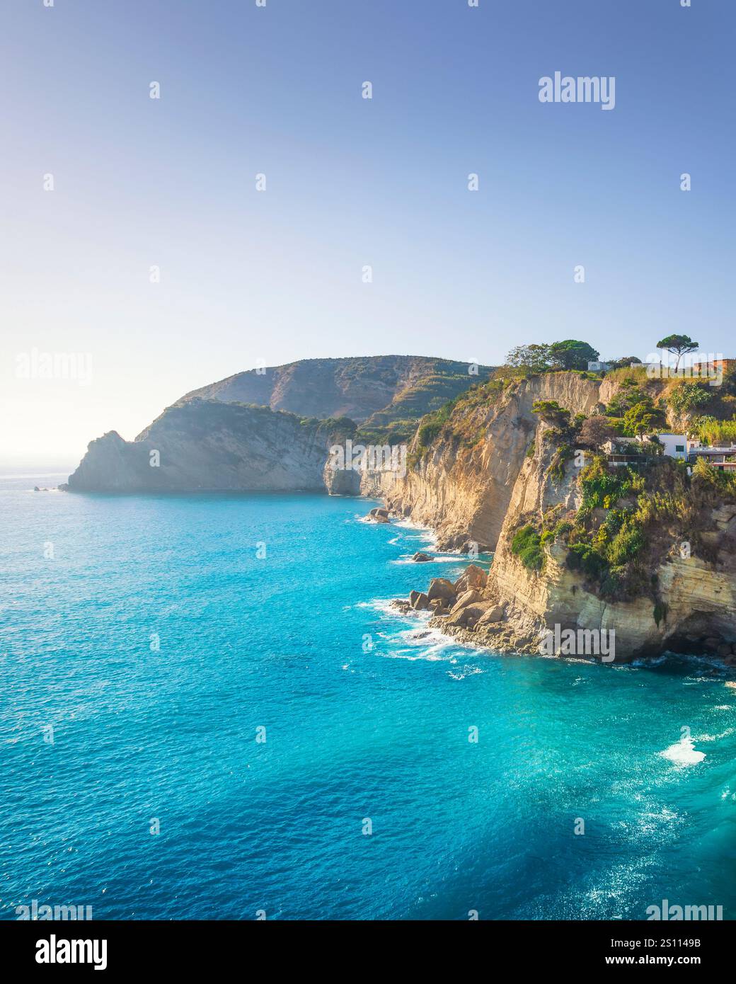 Ischia Island, das Meer und die felsige Küste bei Sant'Angelo. Reiseziel in der Inselgruppe der Phlegräischen Inseln in der Nähe des Golfs von Neapel in Kampanien regi Stockfoto