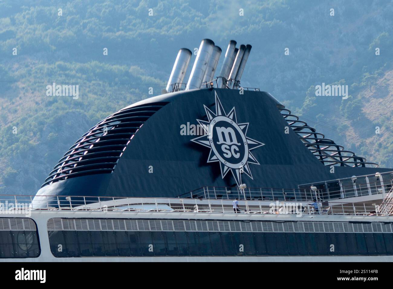 Kotor, Montenegro, 4. August 2024. Kreuzfahrtschiff MSC Lirica in der Bucht von Kotor. Stockfoto