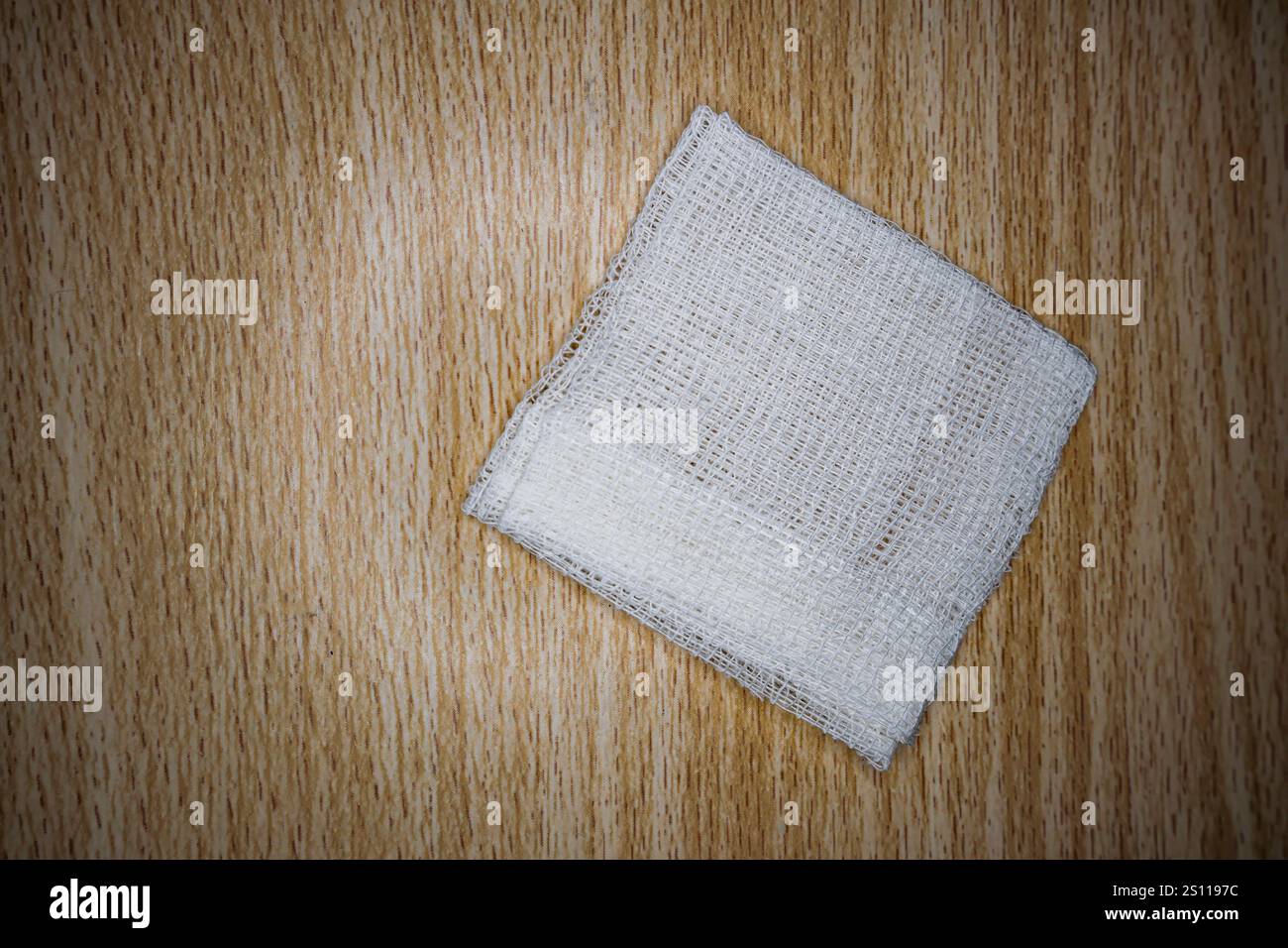 Weißes sauberes Mullpad Objekt ohoto isoliert auf einem hölzernen Hintergrund mit kreativem Licht Stockfoto Weißes sauberes Mullpad Objekt ohoto isoliert auf einem hölzernen Hintergrund mit kreativem Licht Stockfoto