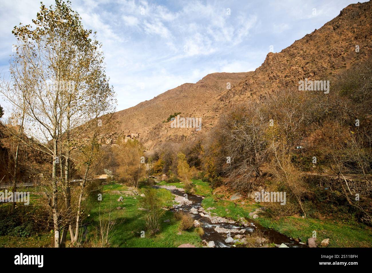 Blick entlang des imlil-Tals mit einem kleinen berberdorf am Berghang marokkos Stockfoto