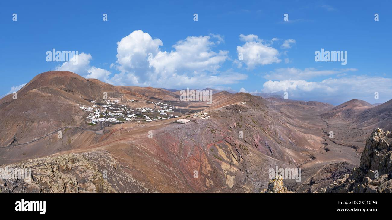 Lanzarote - Frauen in den Bergen von Los Ajaches - Panorama vom Pico de la Aceituna Stockfoto