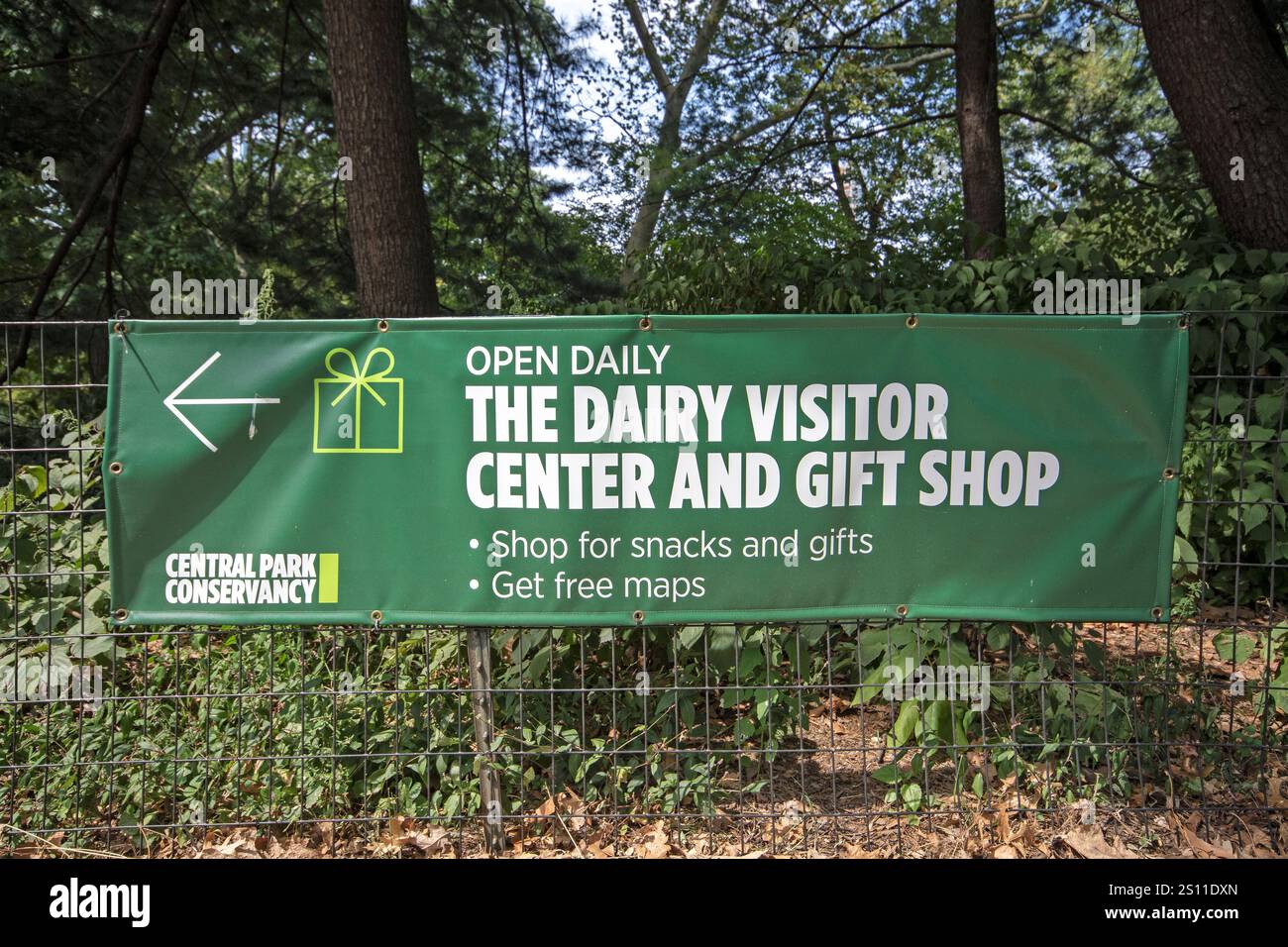 Anzeigebanner für das Dairy Visitor Center und den Souvenirladen im Central Park, Manhattan, New York City, USA Stockfoto