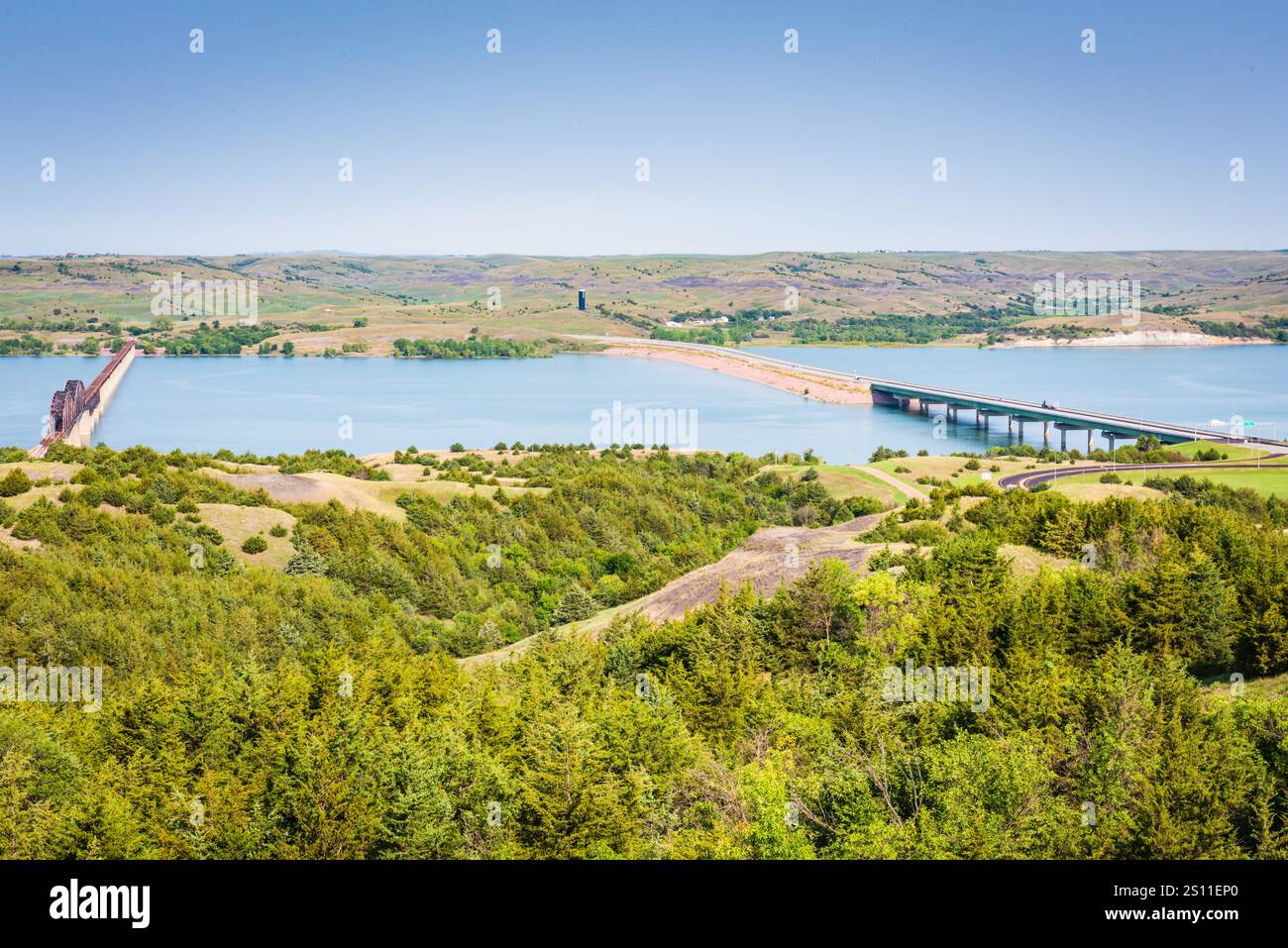 Der malerische Blick auf die Klippen bietet einen Blick auf zwei Missouri River Bridges in South Dakota: Die Chamberlain Bridge und die Lewis and Clark Memorial Bridge. Stockfoto