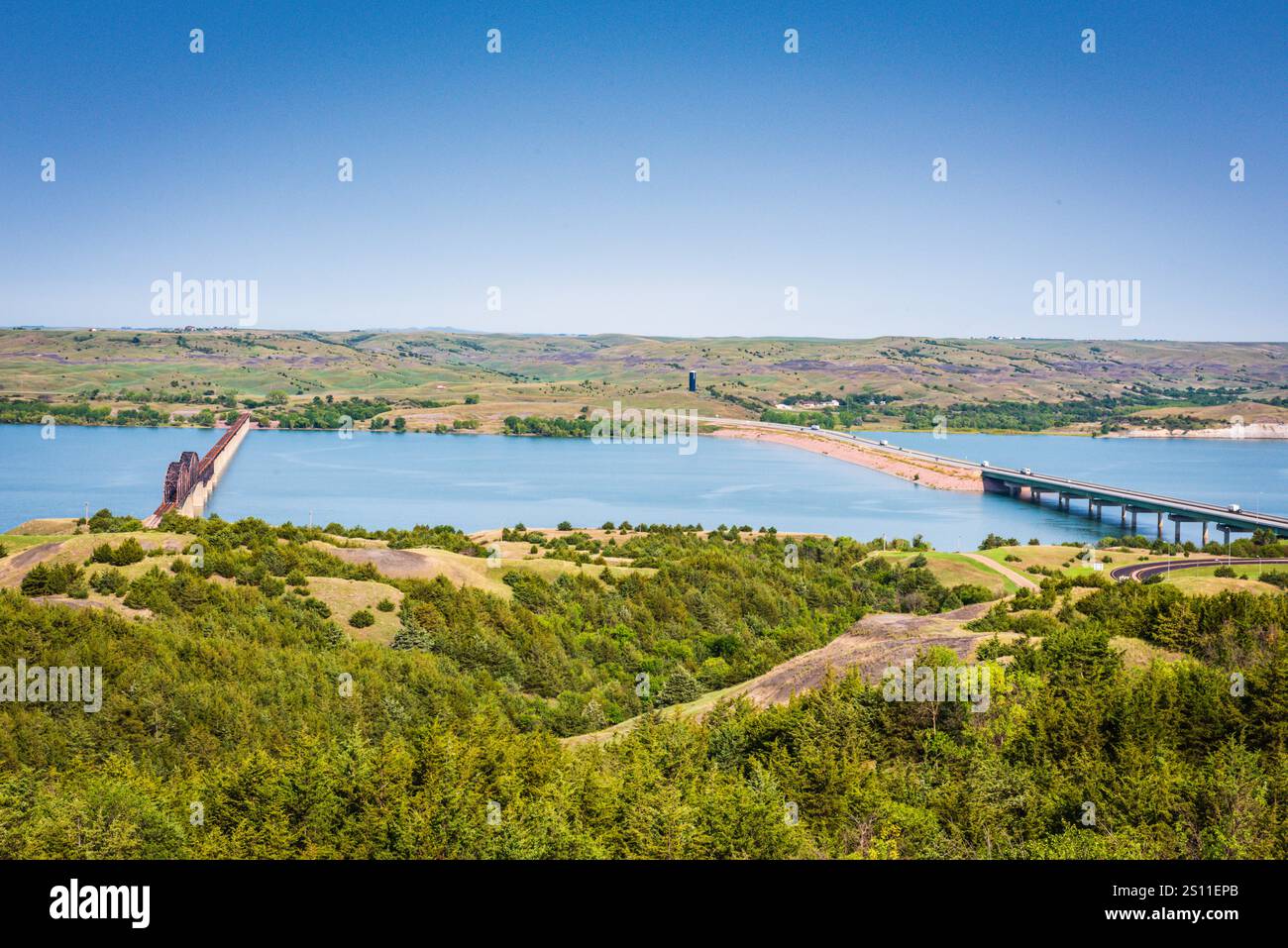 Der malerische Blick auf die Klippen bietet einen Blick auf zwei Missouri River Bridges in South Dakota: Die Chamberlain Bridge und die Lewis and Clark Memorial Bridge. Stockfoto