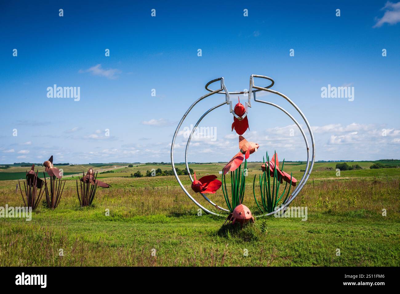 Montrose SD USA - 26. August 2017: Cracked Goldfish Bowl Skulptur von Wayne Porter im Porter Sculpture Park in South Dakota. Stockfoto