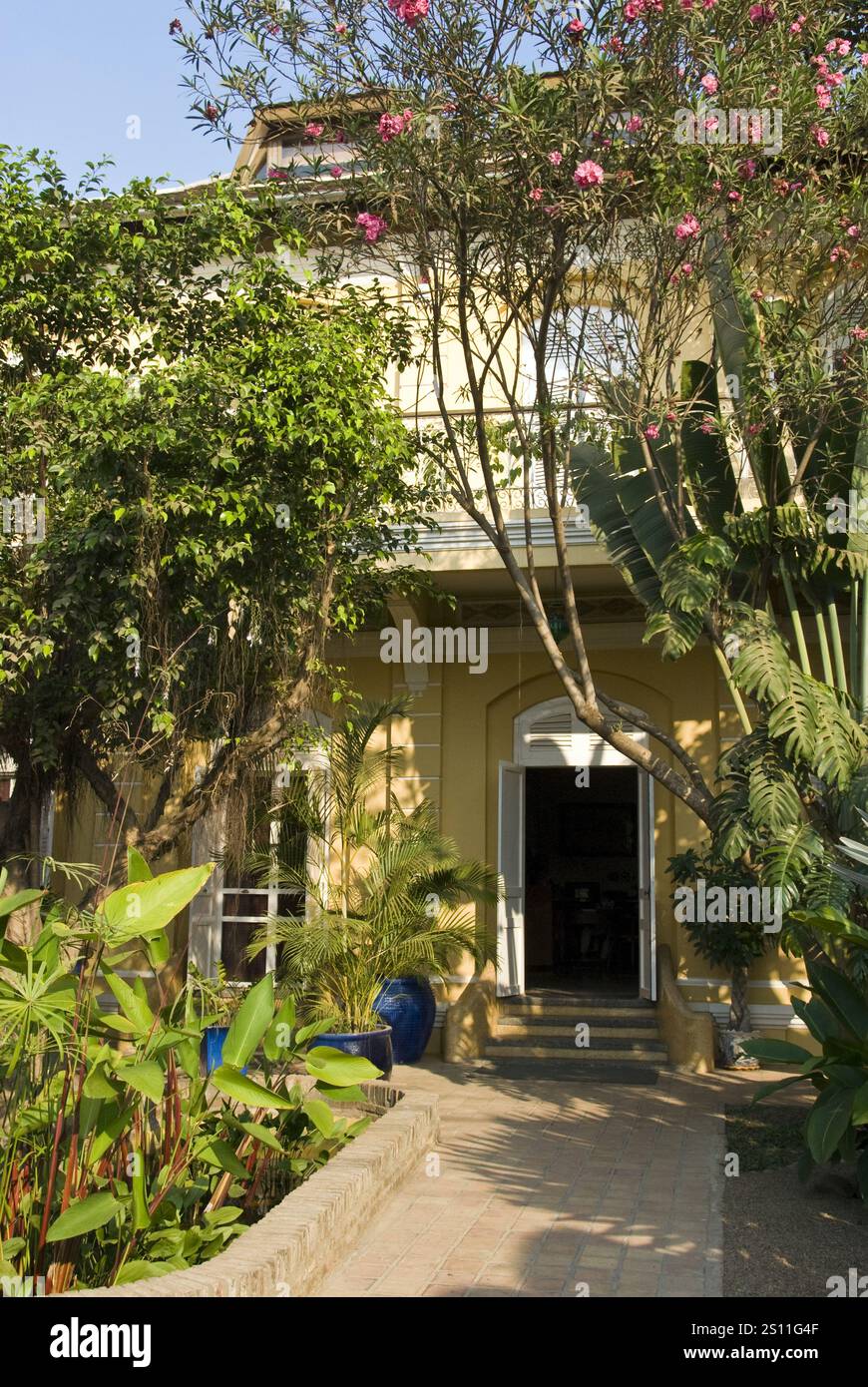 Das La Villa Hotel and Restaurant ist eines der besten Hotels und Restaurants in Battambang, erbaut in einem französischen Kolonialhaus. Stockfoto