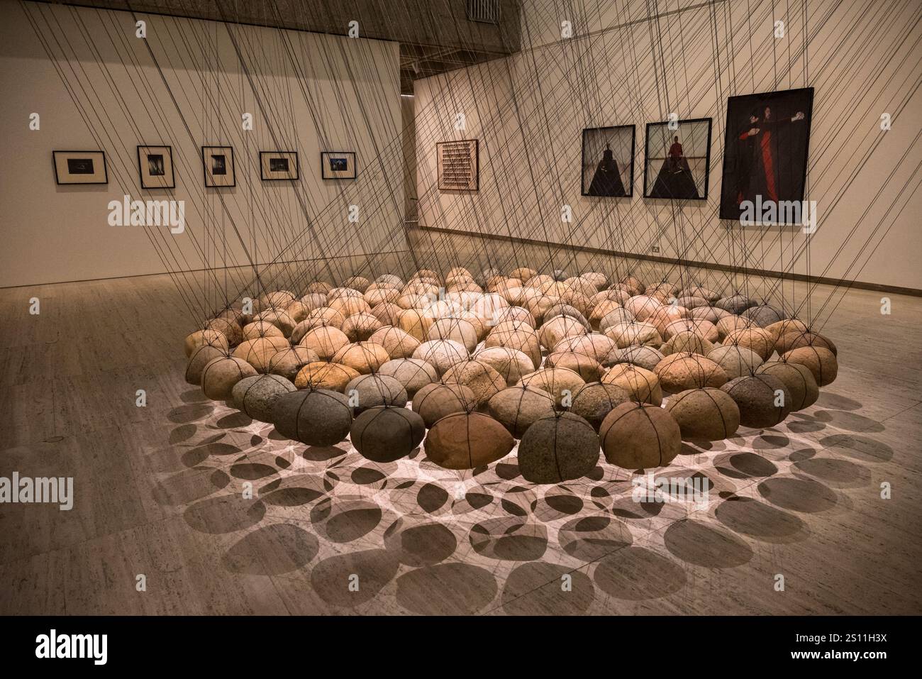 Hängesteinkreis II, 1974–1977, 1988 von Ken Unsworth, zeitgenössische Kunstgalerien aus den 1960er Jahren bis heute, Art Gallery of New South Wa Stockfoto