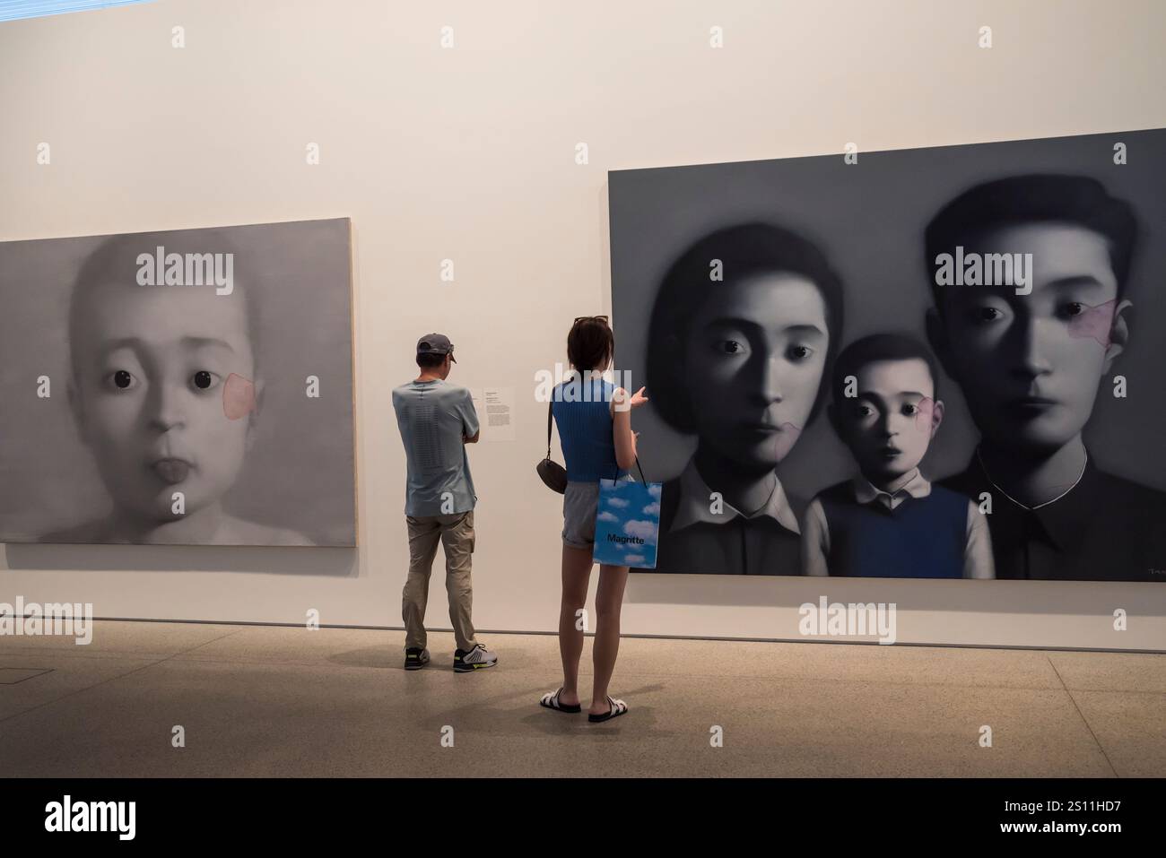 Zhang Xiaogang: Big Family No. 4, 2007, „Naala Badu“, Neubau der Art Gallery of New South Wales, benannt mit dem Namen der Aborigines, was „Wat sehen“ bedeutet Stockfoto