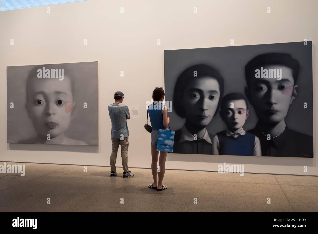 Zhang Xiaogang: Big Family No. 4, 2007, „Naala Badu“, Neubau der Art Gallery of New South Wales, benannt mit dem Namen der Aborigines, was „Wat sehen“ bedeutet Stockfoto