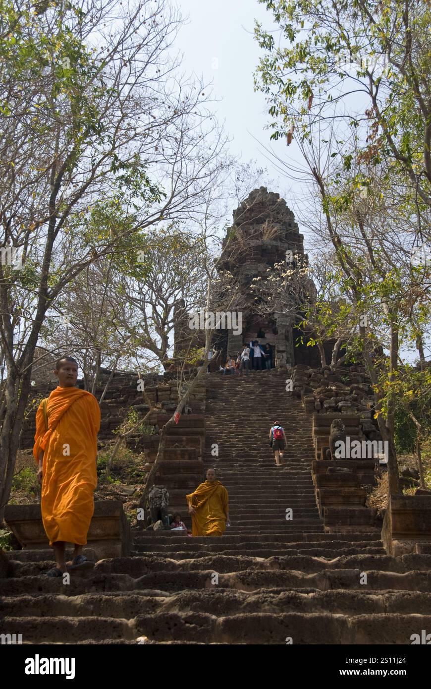 Mönche steigen die 358 Stufen hinab, die zum Wat Banan auf dem Gipfel des Phnom Banan führen, einem Khmer-Tempel in der Provinz Battambang, Kambodscha. Stockfoto