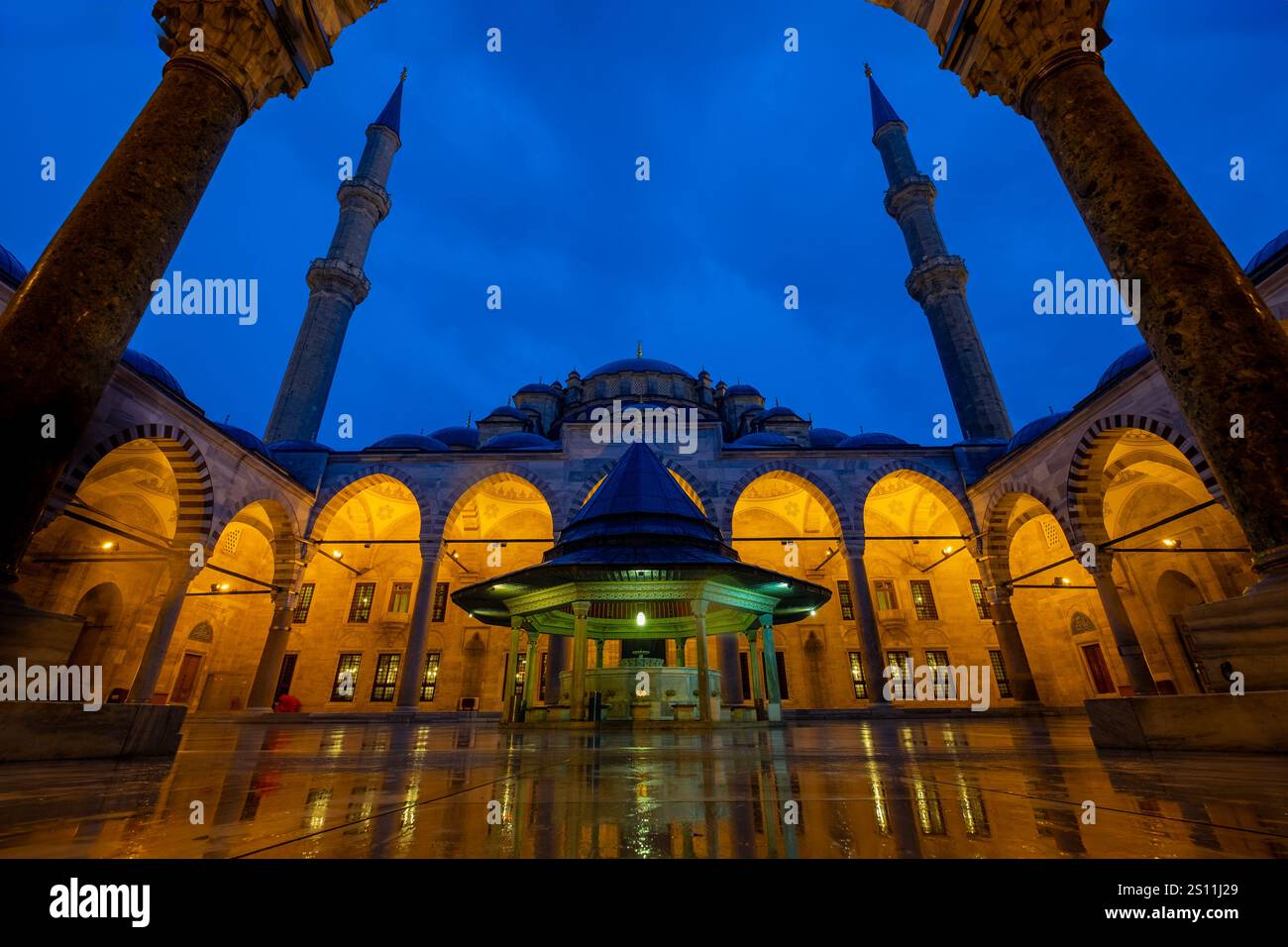 Fatih-Moschee. Innenhof der Fatih-Moschee in der Nacht. Ramadan-Hintergrundbild. Ramadan oder kandil oder Laylat al-qadr oder kadir gecesi oder islamischer Hintergrund Stockfoto