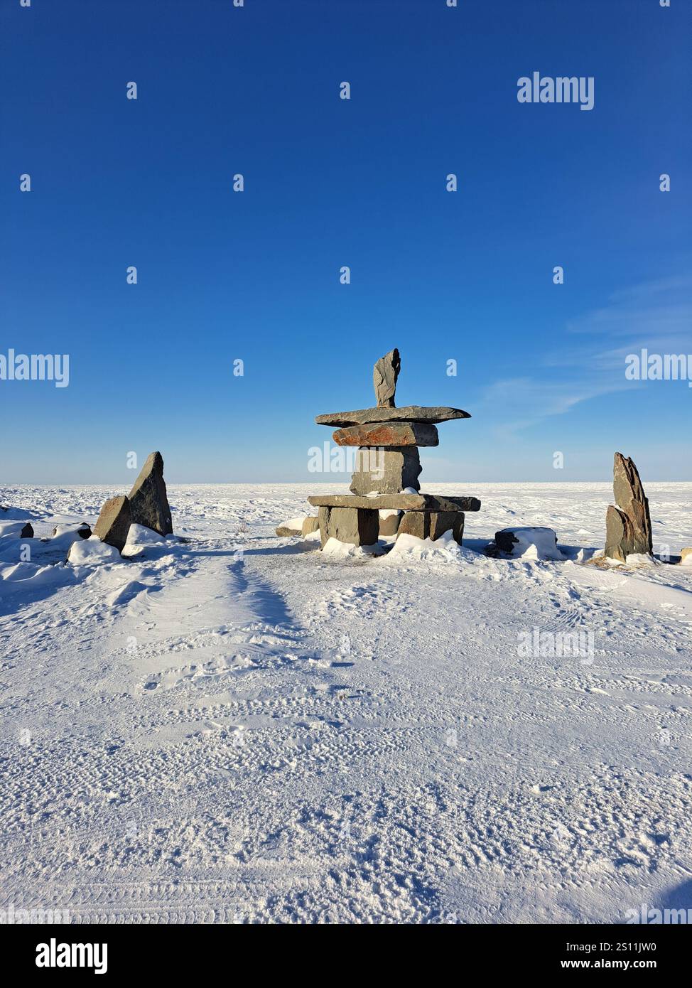 Inukshuk am Strand der Hudson Bay in Churchill, Manitoba, Kanada Stockfoto