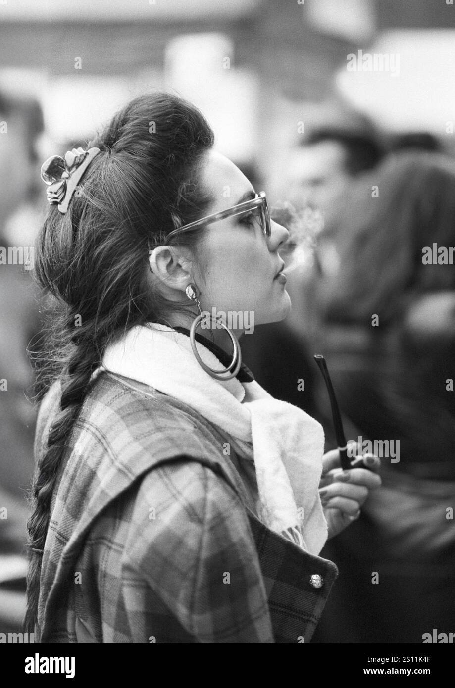 Dame raucht Pfeife in Paris während der Modewoche 1989 Stockfoto