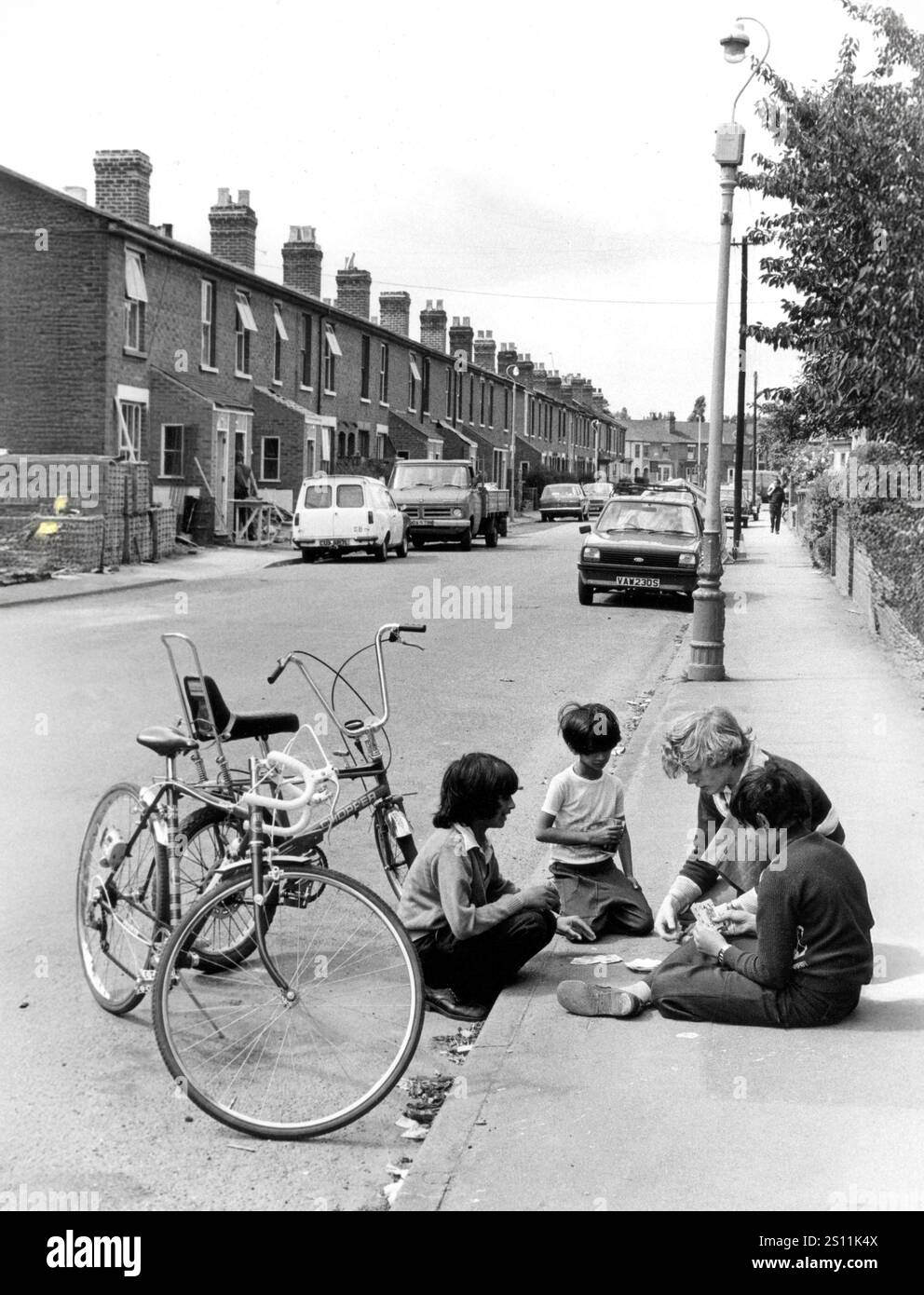 Jungen Spielkarten auf Bürgersteig in Whitmore Gründe Wolverhampton England Großbritannien 1978 Stockfoto