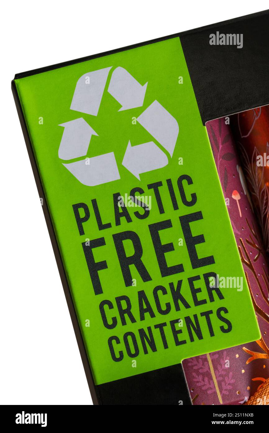 Plastikfreier Cracker Inhalt und Mobius Loop Recycling Symbol auf der Box mit Weihnachtscrackern Stockfoto