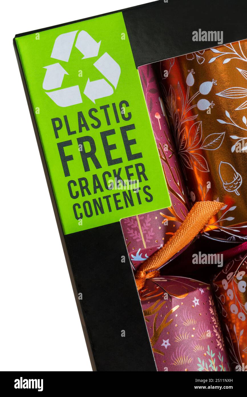 Plastikfreier Cracker Inhalt und Mobius Loop Recycling Symbol auf der Box mit Weihnachtscrackern Stockfoto