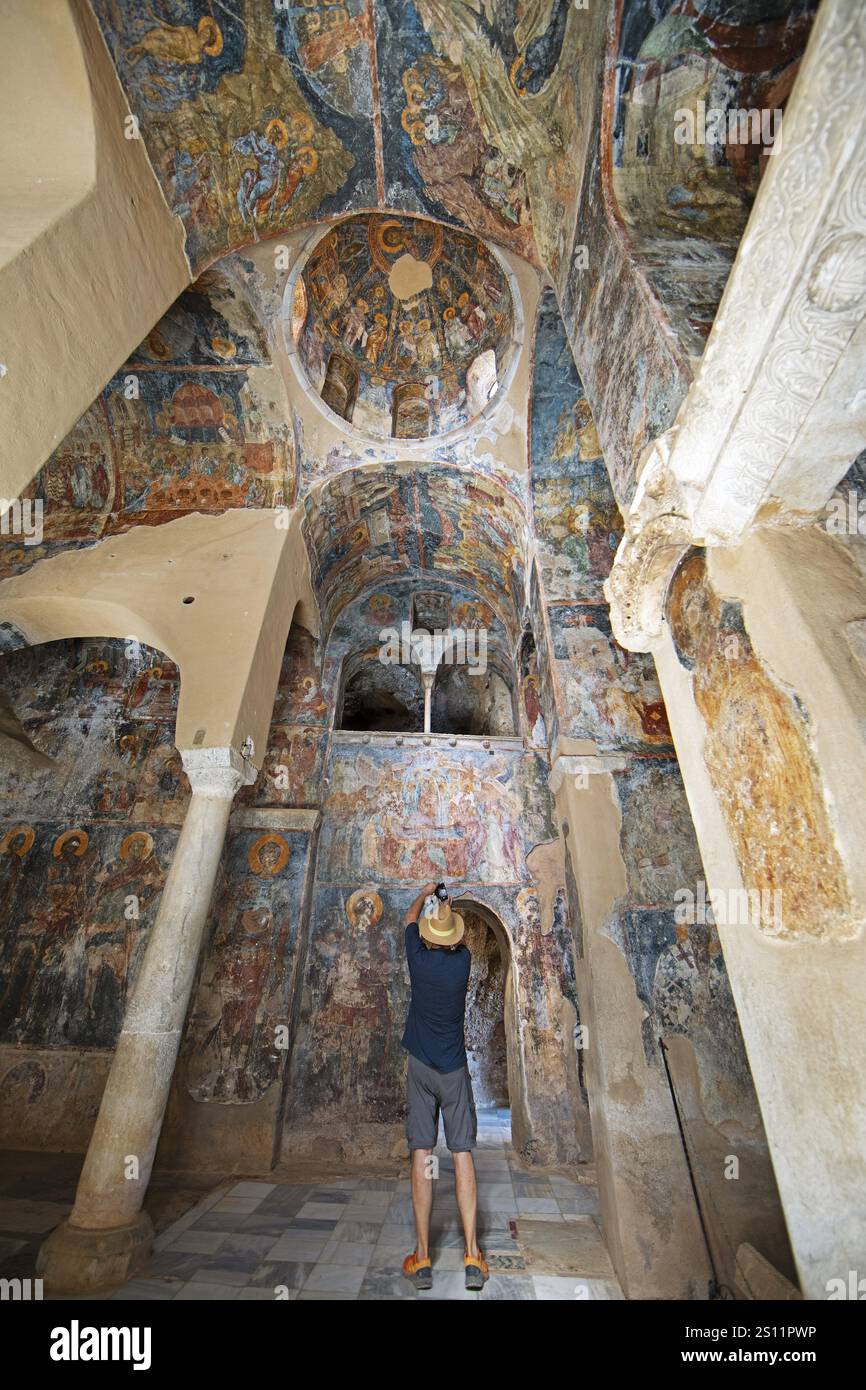 Kirchenfresken in der byzantinischen Ruinenstadt Mystras oder Mistra auf den Taygetos-Bergen, UNESCO-Weltkulturerbe, Lakonien, Peloponnes, Griechenland Stockfoto