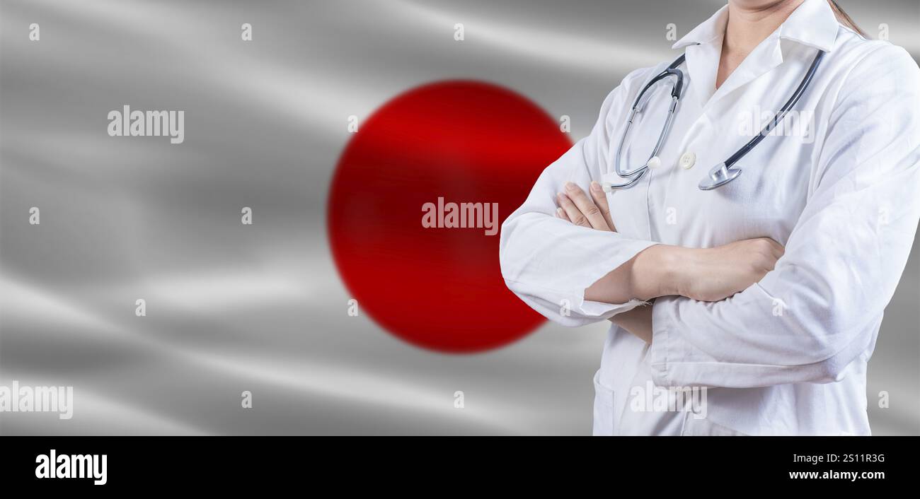 Doktor mit gekreuzten Armen auf japanischer Flagge. Japanisches Gesundheits- und Pflegekonzept. Weibliche Ärztin auf japanischer Flagge Stockfoto