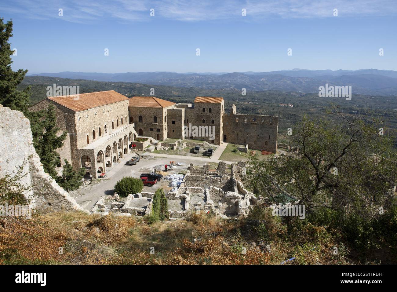 Bauarbeiten am mittelalterlichen Despotenpalast, der byzantinischen Ruinenstadt Mystras oder Mistra in den Taygetos-Bergen, UNESCO-Weltkulturerbe, L Stockfoto