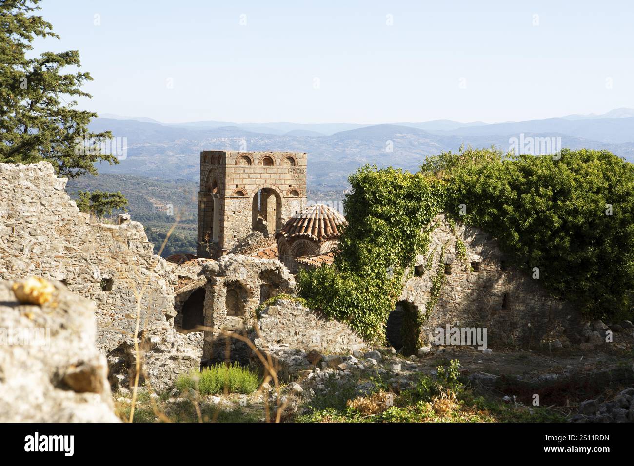 Ruinen der byzantinischen Kirche St. Sophia im Kloster Christi, ruinierte Stadt Mystras oder Mistra auf den Taygetos Bergen, UNESCO World Herita Stockfoto