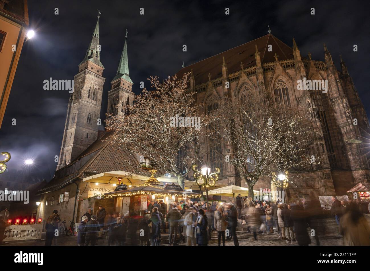 Weihnachtsbeleuchtung im Bratwursthaeusle bei St. Sebald, St. Sebald Kirche im Hintergrund, Nürnberg, Mittelfranken, Bayern, Deutschland, Europa Stockfoto